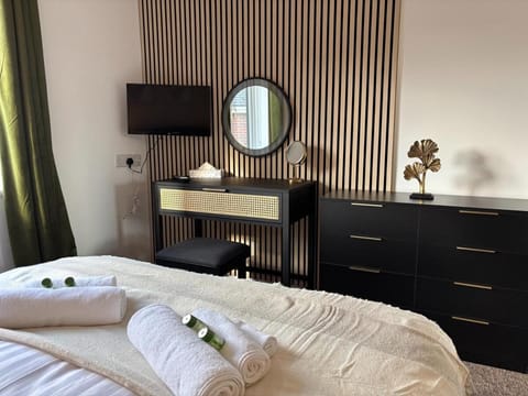 Bed, TV and multimedia, Bedroom, towels