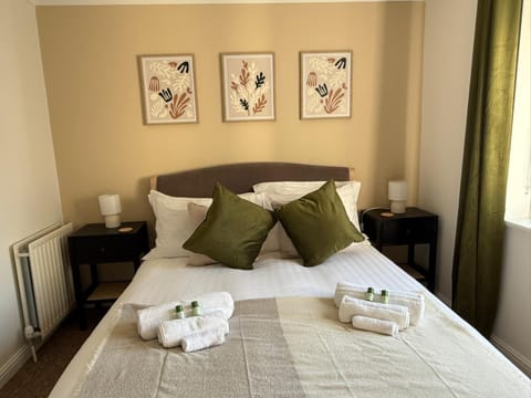 Bed, Living room, Photo of the whole room, Seating area, Bedroom, towels