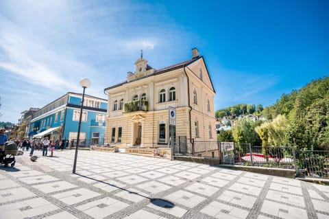 Property building, Day, Neighbourhood, Street view, Location