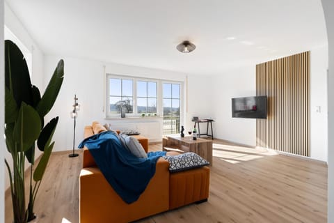 TV and multimedia, Living room, Seating area, Evening entertainment