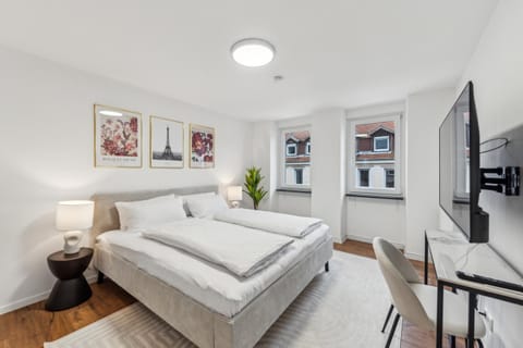 Bed, TV and multimedia, Photo of the whole room, Bedroom