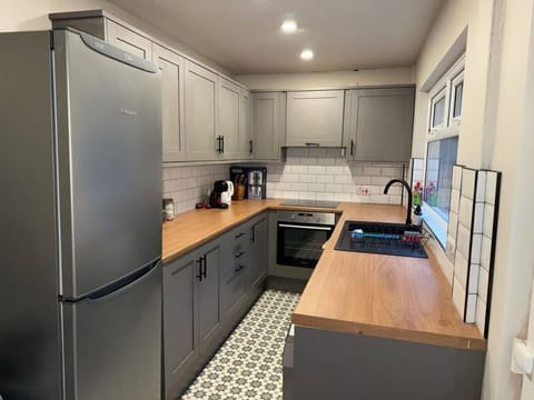 Central Belfast 2 Bedroom House Sleeps 6 Beside Ormeau Park House in Belfast