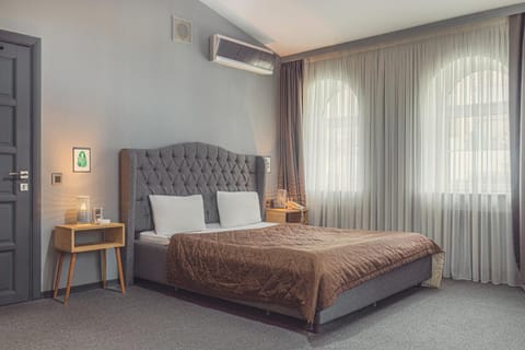 Bed, Photo of the whole room, Bedroom, air conditioner