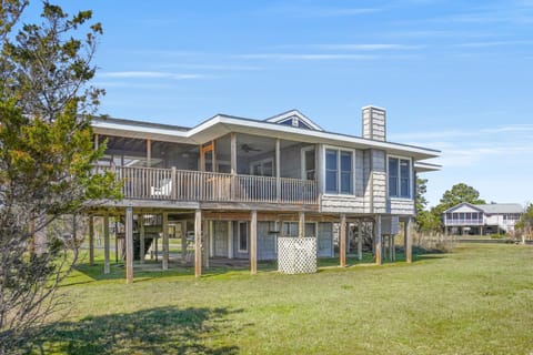 Avalon - waterfront home with fireplace and screened porch House in Chincoteague Island