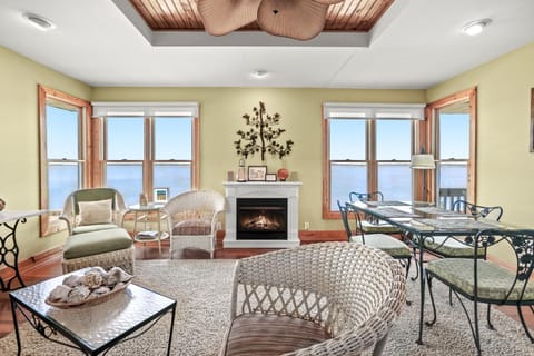 Avalon - waterfront home with fireplace and screened porch House in Chincoteague Island