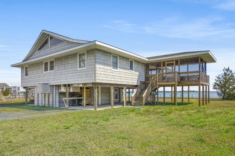 Avalon - waterfront home with fireplace and screened porch House in Chincoteague Island