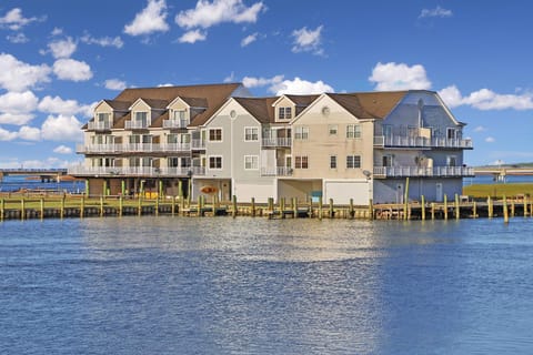 Bay Daze - Waterfront townhome w private boat dock! House in Chincoteague Island