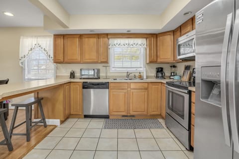 Beach Haven - Modern Home; Close to town! House in Chincoteague Island