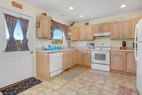 Blue Chair Bay - Waterfront townhome with Fishing pier! House in Chincoteague Island