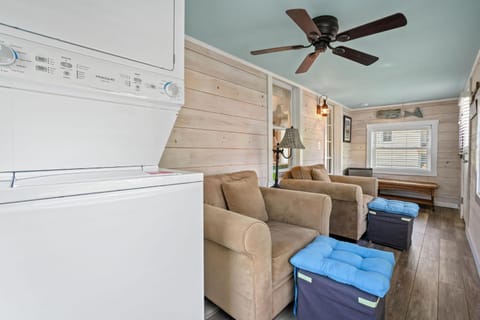 Bue Crab Bungalow - Charming in-town cottage! House in Chincoteague Island
