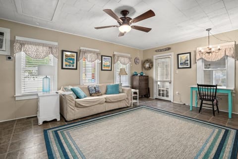 Bue Crab Bungalow - Charming in-town cottage! House in Chincoteague Island