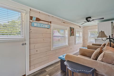 Bue Crab Bungalow - Charming in-town cottage! House in Chincoteague Island