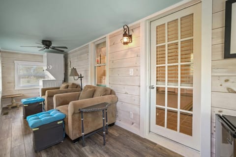 Bue Crab Bungalow - Charming in-town cottage! House in Chincoteague Island