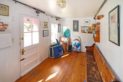 Blue Point - Pet friendly with Outdoor shower! House in Chincoteague Island