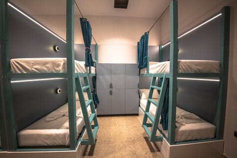 Bedroom, bunk bed