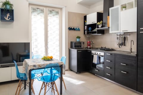 Photo of the whole room, kitchen