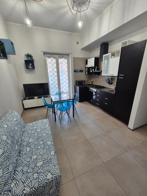 Communal lounge/ TV room, TV and multimedia, Kitchen or kitchenette, Living room, Seating area, Dining area, oven, stove