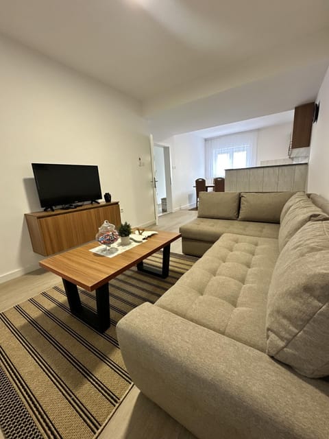 Communal lounge/ TV room, TV and multimedia, Living room, Seating area, Evening entertainment