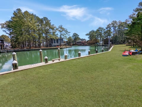 Cedar Cove - Waterfront home with Fire pit! House in Chincoteague Island