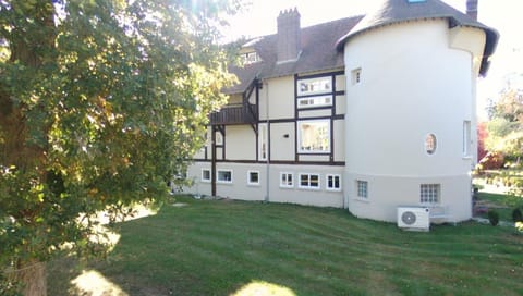 A timeless manor of discreet luxury and absolute privacy Villa in Normandy