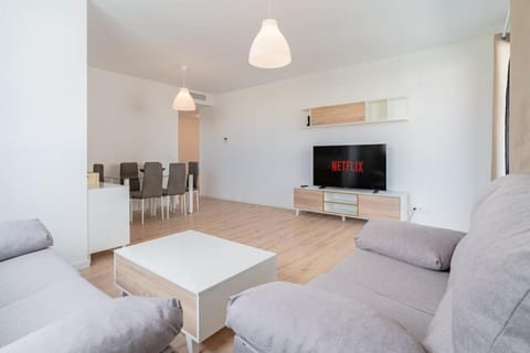 TV and multimedia, Living room, Seating area, Dining area