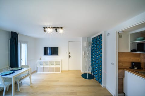 TV and multimedia, Kitchen or kitchenette, Photo of the whole room, Dining area