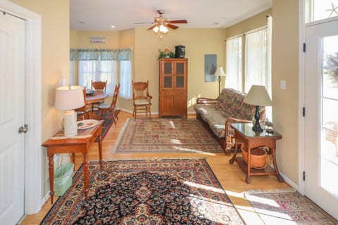 Cockleshell Cottage - Pet friendly & Handicap Accessible! House in Chincoteague Island