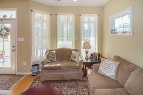 Cockleshell Cottage - Pet friendly & Handicap Accessible! House in Chincoteague Island