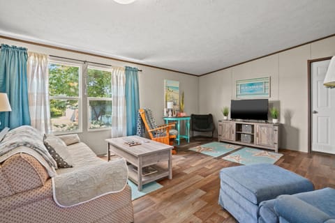 Crabby Pines - Pet friendly modern accommodations! House in Chincoteague Island