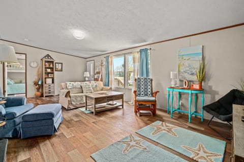 Crabby Pines - Pet friendly modern accommodations! House in Chincoteague Island