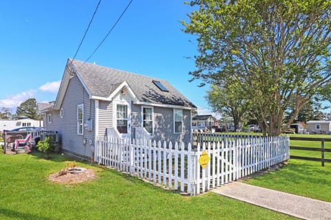 Daisey Cottage - Pet friendly with fenced yard! House in Chincoteague Island