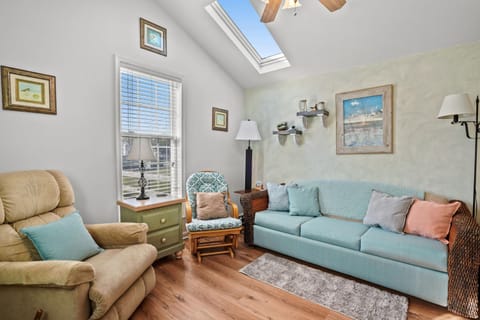 Daisey Cottage - Pet friendly with fenced yard! House in Chincoteague Island