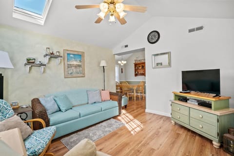 Daisey Cottage - Pet friendly with fenced yard! House in Chincoteague Island