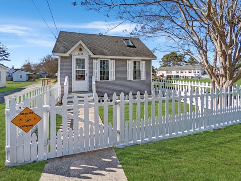 Daisey Cottage - Pet friendly with fenced yard! House in Chincoteague Island