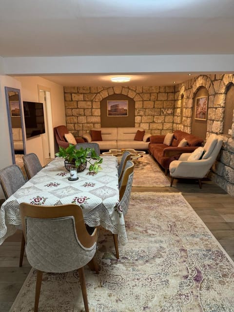 Seating area, Dining area