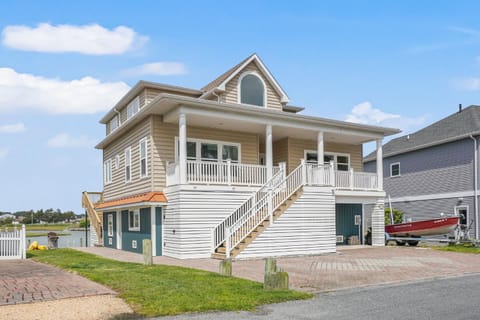 Diving Duck - Waterfront home w Hot tub & Boat dock & King Bed House in Chincoteague Island