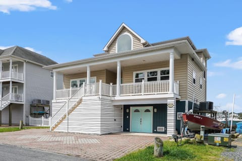 Diving Duck - Waterfront home w Hot tub & Boat dock & King Bed House in Chincoteague Island