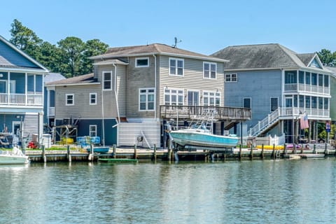 Diving Duck - Waterfront home w Hot tub & Boat dock & King Bed House in Chincoteague Island