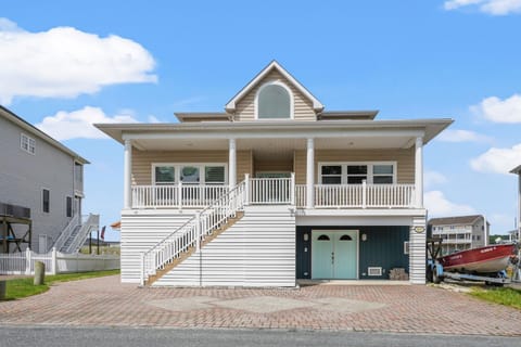 Diving Duck - Waterfront home w Hot tub & Boat dock & King Bed House in Chincoteague Island