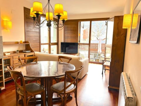 Communal lounge/ TV room, TV and multimedia, Living room, Seating area, Dining area
