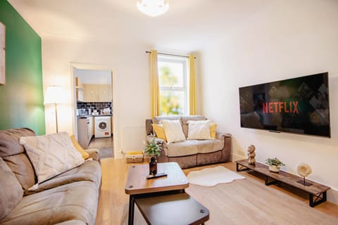 Communal lounge/ TV room, TV and multimedia, Living room, Seating area, Evening entertainment