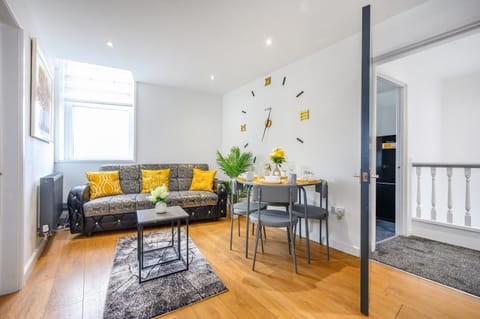 -RB83- For your relaxed,Cosy stay,Free Parking Bed and Breakfast in Leeds