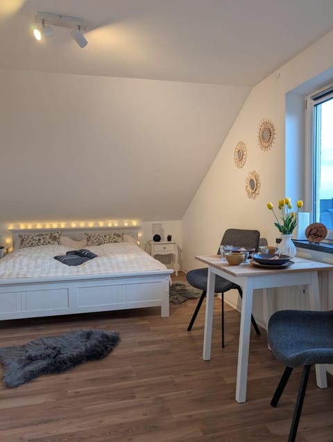 Bed, Photo of the whole room, Dining area, Bedroom