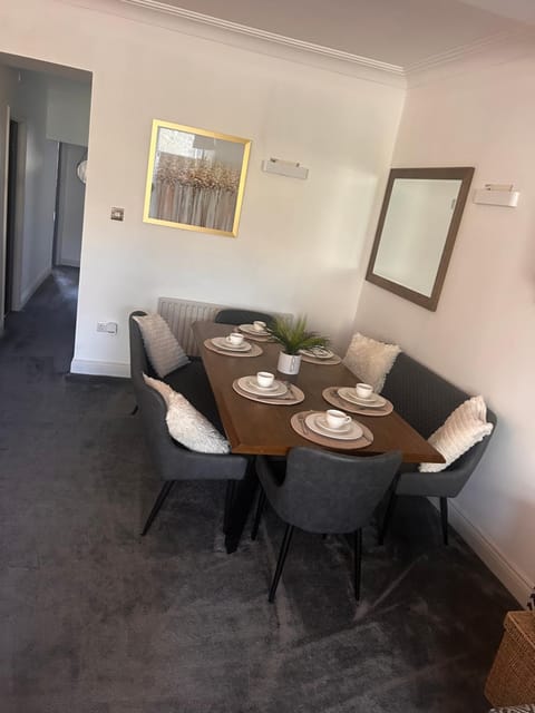 Sleeps 7, entire apartment,with restaurant next door Apartment in Metropolitan Borough of Gateshead