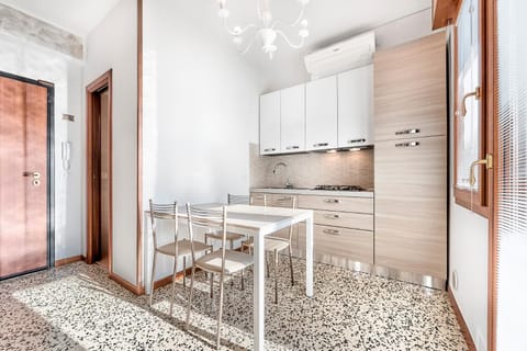 Kitchen or kitchenette, Dining area, stove