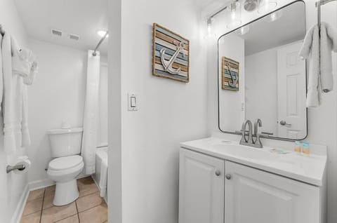 Shower, Toilet, Bathroom, Bath, towels