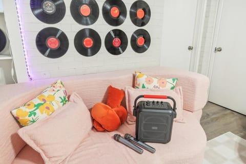 TX A&M! TAMU! Pet Friendly! 7 Beds, King & Queen! Billiards! Fire Pit Oasis! House in College Station