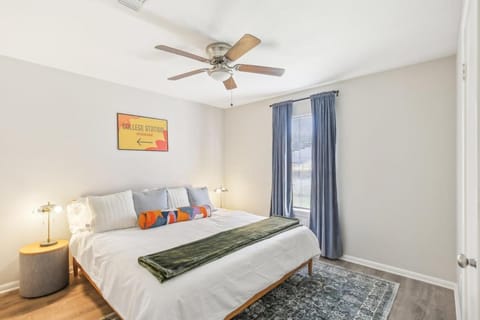 TX A&M! TAMU! Pet Friendly! 7 Beds, King & Queen! Billiards! Fire Pit Oasis! House in College Station