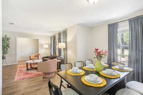 TX A&M! TAMU! Pet Friendly! 7 Beds, King & Queen! Billiards! Fire Pit Oasis! House in College Station