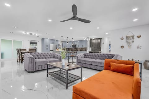 TV and multimedia, Living room, Seating area, fireplace